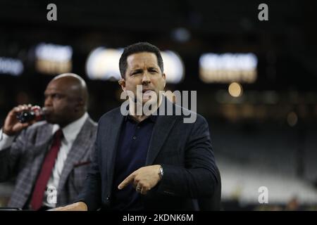 New Orleans, Stati Uniti. 07th Nov 2022. Adam Schefter, analista del calcio di ESPN Monday Night, parla con un collega durante una partita della National Football League al Caesars Superdome di New Orleans, Louisiana, lunedì 7 novembre 2022. (Foto di Peter G. Forest/Sipa USA) Credit: Sipa USA/Alamy Live News Foto Stock