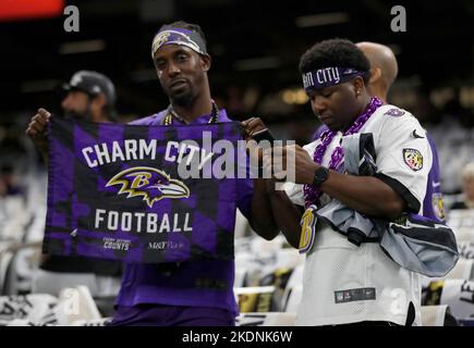 New Orleans, Stati Uniti. 07th Nov 2022. Un fan dei Baltimore Ravens posa per una foto durante una partita della National Football League al Caesars Superdome di New Orleans, Louisiana, lunedì 7 novembre 2022. (Foto di Peter G. Forest/Sipa USA) Credit: Sipa USA/Alamy Live News Foto Stock