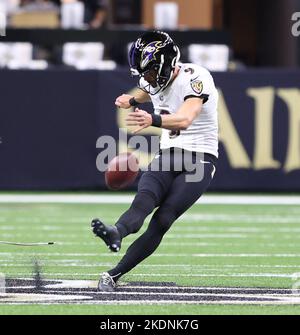 New Orleans, Stati Uniti. 07th Nov 2022. Baltimore Ravens Place kicker Justin Tucker (9) Ricevi alcuni calci prima della partita durante una partita della National Football League al Caesars Superdome di New Orleans, Louisiana, lunedì 7 novembre 2022. (Foto di Peter G. Forest/Sipa USA) Credit: Sipa USA/Alamy Live News Foto Stock