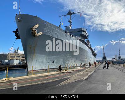 VALLEJO, California (novembre 2, 2022) – la gara sottomarina di classe terrestre USS Frank Cable (COME 40) entra in una darsena presso il Mare Island Naval Shipyard di Vallejo, California, 2 novembre 2022. Frank Cable, schierato in avanti verso l'isola di Guam, ripara, rearma e rifornisce sottomarini e navi di superficie nella regione di Indo-Pacifico. (STATI UNITI Foto Navy di Mass Communication Specialist 2nd Class Kaitlyn E. Eads) Foto Stock