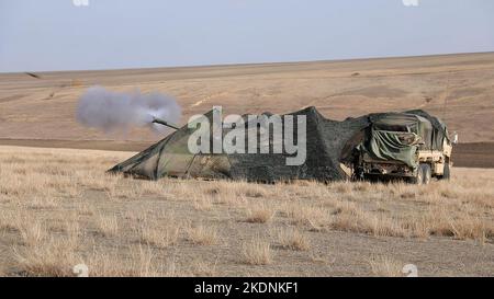 Soldati assegnati al 1st battaglione, 320th reggimento di artiglieria, 2nd squadra di combattimento di Brigate, 101st Divisione Airborne (Air Assault), condurre tabella XII formazione di certificazione sul M777 dal 3 al 4 novembre 2022, in Romania. L’impegno degli Stati Uniti a difendere il territorio della NATO è ironclad e continuerà a rafforzare la sua posizione per difendere meglio gli alleati della NATO. (STATI UNITI Foto dell'esercito da parte del personale Sgt. Malcolm Cohens-Ashley, squadra di combattimento di Brigate 2nd, Affari pubblici.) Foto Stock