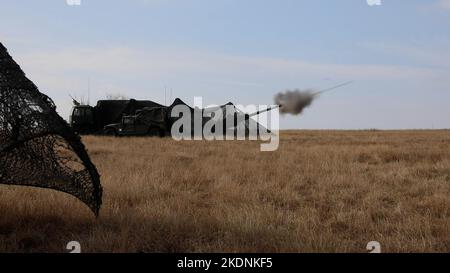 I soldati assegnati al 1st Battaglione, 320th reggimento di artiglieria, 2nd squadra di combattimento di Brigate, 101st Divisione Airborne (Air Assault), conducono la tabella XII formazione per la certificazione sul M777 dal 3 al 4 novembre 2022, in Romania. L’impegno degli Stati Uniti a difendere il territorio della NATO è ironclad e continuerà a rafforzare la sua posizione per difendere meglio gli alleati della NATO. (STATI UNITI Foto dell'esercito da parte del personale Sgt. Malcolm Cohens-Ashley, squadra di combattimento di Brigate 2nd, Affari pubblici.) Foto Stock