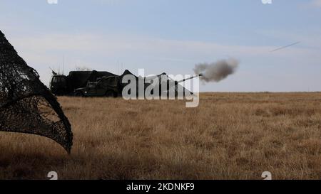 Soldati assegnati al 1st battaglione, 320th reggimento di artiglieria, 2nd squadra di combattimento di Brigate, 101st Divisione Airborne (Air Assault), condurre tabella XII formazione di certificazione sul M777 dal 3 al 4 novembre 2022, in Romania. L’impegno degli Stati Uniti a difendere il territorio della NATO è ironclad e continuerà a rafforzare la sua posizione per difendere meglio gli alleati della NATO. (STATI UNITI Foto dell'esercito da parte del personale Sgt. Malcolm Cohens-Ashley, squadra di combattimento di Brigate 2nd, Affari pubblici.) Foto Stock