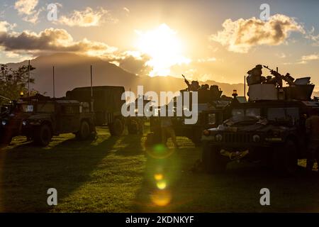 Soldati dell'esercito degli Stati Uniti con Charlie Company 1-27 Wolf Hounds, 2nd squadra di combattimento di Brigate, 25th divisione di fanteria tira la sicurezza mentre su una pattuglia dismontata durante il Centro di preparazione multinazionale del Pacifico congiunto (JPMRC) sull'isola di o'aho, Ciao., 2 novembre 2022. JPMRC 23-01 è un centro regionale di addestramento al combattimento (CTC) a rotazione che costruisce la preparazione al combattimento nella divisione del Pacifico dell'America ed è un modo chiave in cui le forze dell'esercito si impegnano in un ambiente congiunto con i nostri alleati e partner regionali. (STATI UNITI Riserva dell'esercito Foto del personale Sgt. Keith Thornburgh) Foto Stock