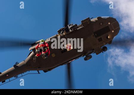 Il Dipartimento dei vigili del fuoco di Boise ha condotto un addestramento di sollevamento con il gruppo di aviazione statale della Guardia Nazionale dell'Idaho Army e i loro elicotteri Black Hawk UH-60 il 3rd novembre 2022, e per tutta la settimana per facilitare la preparazione futura per le operazioni di salvataggio nazionali. La squadra di soccorso in acqua di mare e immersioni del Boise Fire Department si unisce ogni due anni alla Guardia nazionale dell'Idaho Army per l'addestramento delle argine degli elicotteri. (STATI UNITI Foto della Guardia Nazionale di Master Sgt. Becky Vanshur) Foto Stock