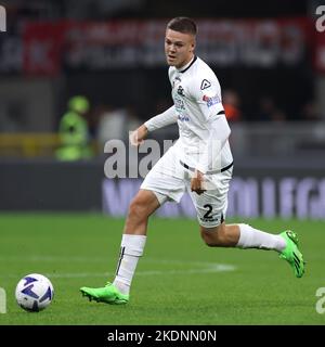 Milano, Italia, 5th novembre 2022. Emil Holm di Spezia Calcio durante la Serie A match a Giuseppe Meazza, Milano. L'immagine di credito dovrebbe essere: Jonathan Moskrop / Sportimage Foto Stock