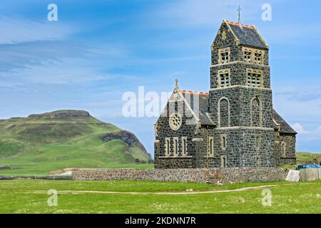 L'ex chiesa di San Edoardo sull'isola di Sanday, Scozia, Regno Unito. Dietro c'è Compass Hill sull'Isola di canna. Foto Stock