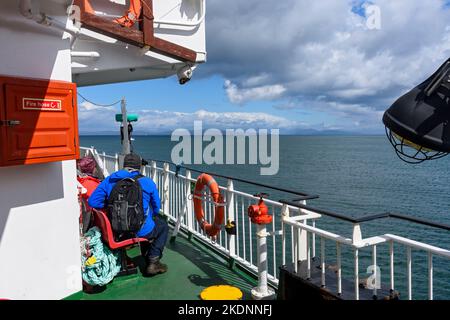 A bordo del traghetto Caledonian MacBrayne Small Isles, il MV Lochnevis, lasciando l'Isola di Rum, Scozia, Regno Unito. Foto Stock