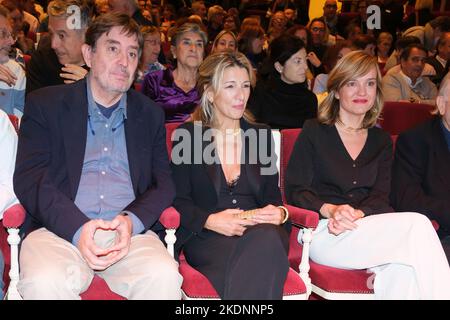 Madrid, Spagna, 07/11/2022, Luis Garcia Montero, Yolanda Diaz e Pilar Alegria partecipano al tributo allo scrittore Almudena Grandes al teatro María Guerrero di Madrid. Nel primo anniversario della sua morte, la Fondazione Academia de Cine, in collaborazione con la casa editrice Tusquets e il Centro Dramático Nacional (CDN), rende omaggio alla scrittrice Almudena Grandes al Teatro María Guerrero di Madrid. Autore con forti legami con il mondo del cinema, Grandes scrisse 14 romanzi dal suo romanzo di debutto, 'Las edades de Lulú', a 'Todo va a mejorar', la sua recente pubblicazione postumo WO Foto Stock