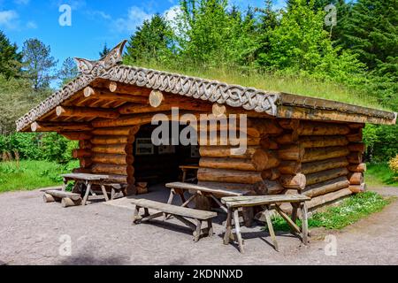 La cabina di tronchi in Dunnet Community Forest, Caithness, Scozia, Regno Unito Foto Stock