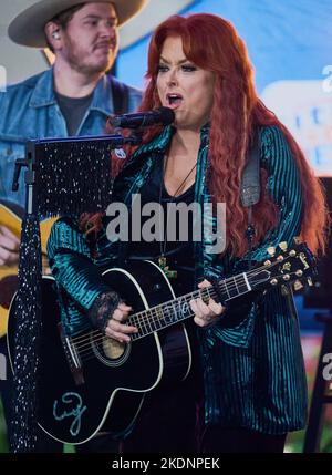 NEW YORK, NY, USA - 24 OTTOBRE 2022: Wynonna Judd si esibisce nella serie di concerti 'Today' Show della NBC al Rockefeller Plaza. Foto Stock