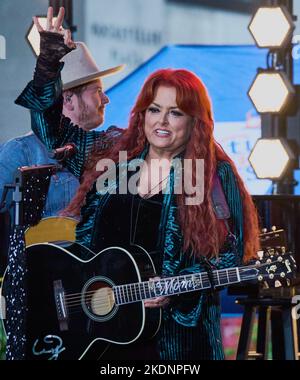 NEW YORK, NY, USA - 24 OTTOBRE 2022: Wynonna Judd si esibisce nella serie di concerti 'Today' Show della NBC al Rockefeller Plaza. Foto Stock