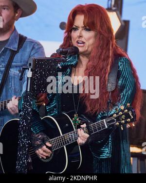 NEW YORK, NY, USA - 24 OTTOBRE 2022: Wynonna Judd si esibisce nella serie di concerti 'Today' Show della NBC al Rockefeller Plaza. Foto Stock