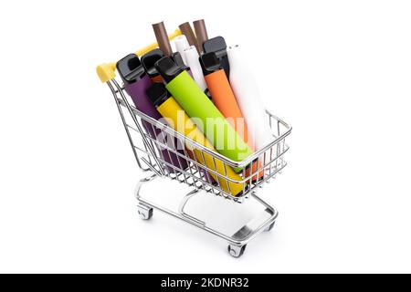 Varie sigarette elettroniche usa e getta nel cestino del carrello. Concetto di moderna alternativa fumatori, vaping nicotina. Isolare Foto Stock