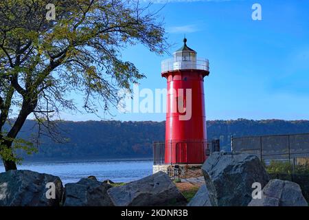 Piccolo faro rosso a Jeffrey's Hook, accanto al fiume Hudson, sotto il George Washington Bridge Foto Stock