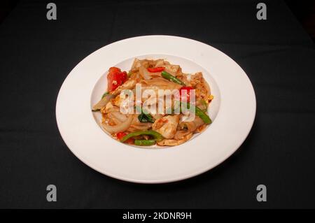 Delizioso piatto di cucina thailandese conosciuto come noodle ubriaco Foto Stock