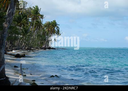 Dhiffushi è l'isola abitata più orientale delle Maldive e testimonia l'alba prima nel paese. Bella scena pomeridiana. Foto Stock