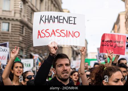 Roma, Italia. 05th Nov 2022. I manifestanti che detengono cartelli marciano durante una manifestazione di pace nazionale. Europa per la pace: Manifestazione nazionale di pace a Roma da parte delle organizzazioni della società civile italiana che chiedono il divieto di tutte le armi, la solidarietà con il popolo ucraino e le vittime di tutte le guerre. Credit: SOPA Images Limited/Alamy Live News Foto Stock