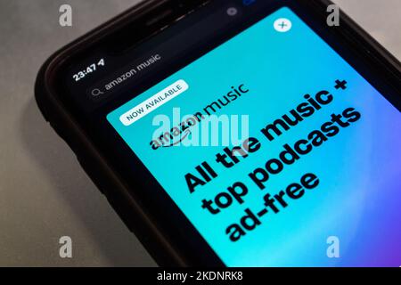 Annuncio di Amazon Music in App Store su un iPhone. Amazon ha annunciato che il suo aggiornamento del catalogo musicale per i membri prime, ma solo come riproduzione casuale Foto Stock