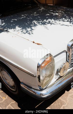 Vintage Mercedes Benz parcheggiato in strada a Fanadir Marina. Foto Stock