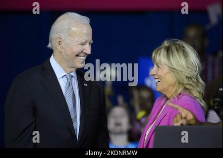 Washington, Stati Uniti. 07th Nov 2022. Il presidente Joe Biden e la First Lady Jill Biden sorridono durante un rally la notte prima delle elezioni alla Bowie state University di Bowie, Maryland, lunedì 7 novembre 2022. Foto di Bonnie Cash/UPI Credit: UPI/Alamy Live News Foto Stock