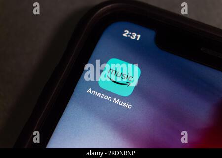 Vancouver, CANADA - Nov 4 2022 : Amazon Music, una piattaforma di streaming musicale online e negozio di Amazon inc., su uno schermo di iPhone. Foto Stock