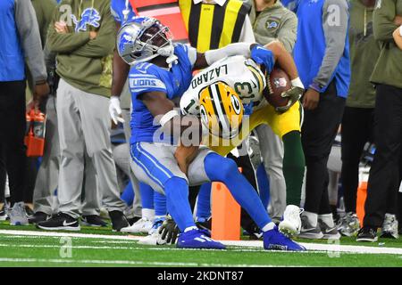 DETROIT, MI - 06 NOVEMBRE: Green Bay Packers WR Allen Lazard (13) si avvolge vicino al bordo da Detroit Lions Safety (31) Kerby Joseph durante la partita tra Green Bay Packers e Detroit Lions il 6 novembre 2022 a Detroit, MI (Foto di Allan Dranberg/CSM) Foto Stock