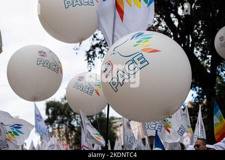 Roma, Italia. 5th Nov 2022. I manifestanti tengono bandiere di pace e palloncini durante una manifestazione di pace nazionale. Europa per la pace: Manifestazione nazionale di pace a Roma da parte delle organizzazioni della società civile italiana che chiedono il divieto di tutte le armi, la solidarietà con il popolo ucraino e le vittime di tutte le guerre. (Credit Image: © Stefano Costantino/SOPA Images via ZUMA Press Wire) Foto Stock