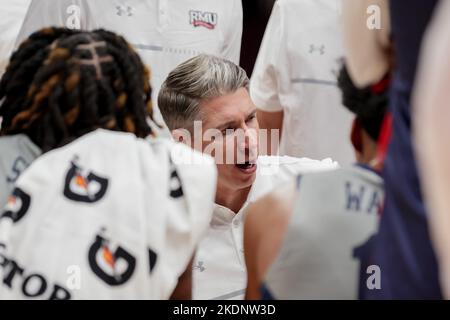 Columbus, Ohio, Stati Uniti. 7th Nov 2022. Robert Morris Colonals allenatore capo Andrew Toole parla con la sua squadra durante un timeout nel gioco tra i Robert Morris Colonals e l'Ohio state Buckeyes a Value City Arena, Columbus, Ohio. (Credit Image: © Scott Stuart/ZUMA Press Wire) Foto Stock