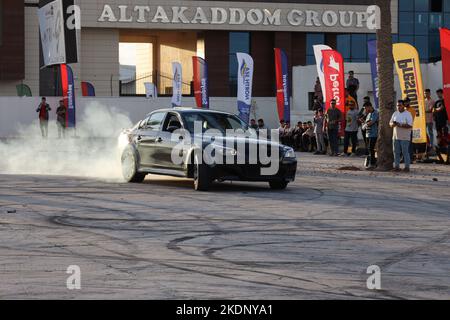 Missata, Libia. 07th Nov 2022. Un professionista sposta la sua auto nel mezzo di una pista durante un evento di spostamento auto. I giovani libici che amano le automobili amano la deriva, ma prima la praticavano senza controlli e senza un campo adatto. Tuttavia, il Carnevale Internazionale di Automechanic Libico offre loro l'opportunità di incontrare le famose persone che si trovano in questo sport e di ricevere lezioni ed esperienze con loro. Credit: SOPA Images Limited/Alamy Live News Foto Stock