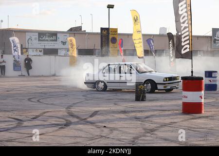 Missata, Libia. 07th Nov 2022. Un professionista sposta la sua auto nel mezzo di una pista durante un evento di spostamento auto. I giovani libici che amano le automobili amano la deriva, ma prima la praticavano senza controlli e senza un campo adatto. Tuttavia, il Carnevale Internazionale di Automechanic Libico offre loro l'opportunità di incontrare le famose persone che si trovano in questo sport e di ricevere lezioni ed esperienze con loro. (Foto di Islam Alatrash/SOPA Images/Sipa USA) Credit: Sipa USA/Alamy Live News Foto Stock