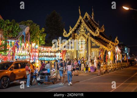 Decorazione colorata lanterna di carta del fuoco nel tempio buddista nel festival Lanterna. Chiangmai, Thailandia. Foto Stock