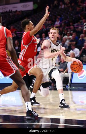 7 novembre 2022: Cameron Hildreth (2), sopomore della Wake Forest, guida al basket contro Brycen Goodine (2)/NCAA, senior della Fairfield University durante la metà del 2nd, tra la Fairfield University e la Wake Forest University al Lawrence Joel Veterans Memorial Coliseum, Winston Salem. North Carolina, David Beach/CSM Foto Stock