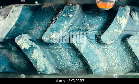 Battistrada in gomma volumetrico su un primo piano delle ruote del trattore. Battistrada di fango per una maggiore flottazione sulle macchine agricole Foto Stock