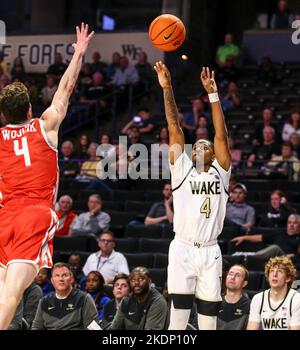 7 novembre 2022: Il laureato della Wake Forest Daivien Williamson (4) fa un tiro di 3 punti sopra Jake Wojcik senior della Fairfield University (4). Partita di pallacanestro NCAA durante il 2nd° tempo, tra la Fairfield University e la Wake Forest University al Lawrence Joel Veterans Memorial Coliseum, Winston Salem. North Carolina, David Beach/CSM Foto Stock