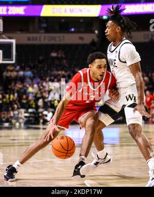 7 novembre 2022: Brycen Goodine (2) senior della Fairfield University conduce al paniere contro Lucas Taylor (0), il sofomore della Wake Forest. Partita di pallacanestro NCAA tra la Fairfield University e la Wake Forest University al Lawrence Joel Veterans Memorial Coliseum, Winston Salem. North Carolina, David Beach/CSM Foto Stock