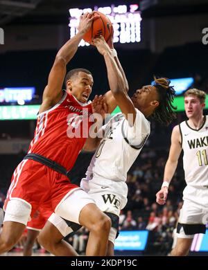 7 novembre 2022: Allan Jeanne-Rose, senior della Fairfield University (10), lo porta al paniere contro il sofomore Lucas Taylor della Wake Forest (0). Partita di pallacanestro NCAA tra la Fairfield University e la Wake Forest University al Lawrence Joel Veterans Memorial Coliseum, Winston Salem. North Carolina, David Beach/CSM Foto Stock