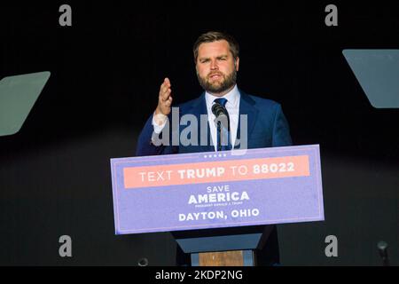 Vandalia, Ohio, Stati Uniti. 7th Nov 2022. Repubblicano J.D. Vance ottimista in Ohio Senate Race. J.D. VANCE, 38, il candidato repubblicano alla corsa al Senato in Ohio, ha fatto campagna in occasione di un raduno con Trump lunedì, l’ultimo giorno prima delle elezioni. Il candidato del Senato J.D. Vance ha riscaldato una folla prima della comparsa dell'ex presidente Donald Trump, prevedendo che i repubblicani avrebbero preso il controllo del Congresso dopo le elezioni di domani. "Avremo un'onda rossa in tutto il paese e tutti voi lo farete accadere", ha detto a diverse migliaia di persone, aggiungendo che i repubblicani non possono agire come 'codardi' e mu Foto Stock