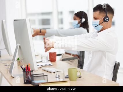 Covid, il call center e il team di assistenza clienti si allungano per la salute e il benessere dopo il completamento o l'attività. Contattateci, Covid 19 e agenti di vendita Foto Stock