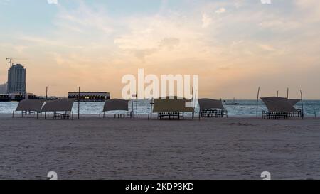 Doha, Qatar - Marzo 03,2022: Bellissima spiaggia di Katara durante la mattina presto con nebbia sullo sfondo. Foto Stock