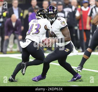 New Orleans, Stati Uniti. 07th Nov 2022. Il quartback di Baltimore Ravens Lamar Jackson (8) rotola a destra durante una partita della National Football League al Caesars Superdome di New Orleans, Louisiana, lunedì 7 novembre 2022. (Foto di Peter G. Forest/Sipa USA) Credit: Sipa USA/Alamy Live News Foto Stock