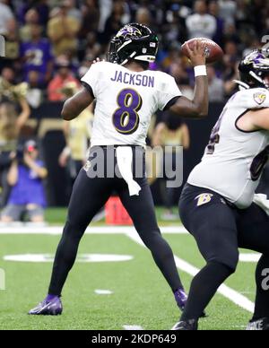 New Orleans, Stati Uniti. 07th Nov 2022. Il quartback di Baltimore Ravens Lamar Jackson (8) tenta un pass durante una partita della National Football League al Caesars Superdome di New Orleans, Louisiana, lunedì 7 novembre 2022. (Foto di Peter G. Forest/Sipa USA) Credit: Sipa USA/Alamy Live News Foto Stock