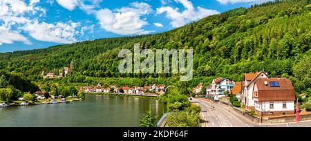 Zwingenberg Village con il suo castello sopra il fiume Neckar a Odenwald - Baden-Wurttemberg, Germania Foto Stock