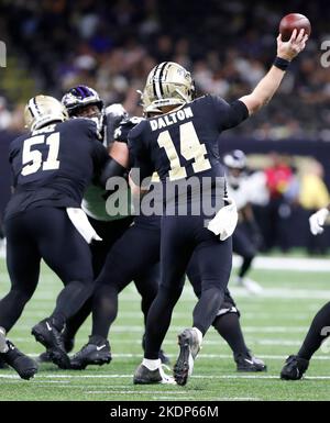 New Orleans, Stati Uniti. 07th Nov 2022. Andy Dalton, quartback dei New Orleans Saints (14), tenta un pass durante una partita della National Football League al Caesars Superdome di New Orleans, Louisiana, lunedì 7 novembre 2022. (Foto di Peter G. Forest/Sipa USA) Credit: Sipa USA/Alamy Live News Foto Stock