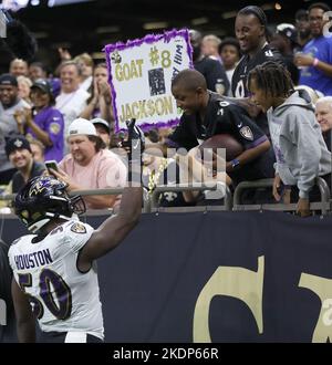 New Orleans, Stati Uniti. 07th Nov 2022. Justin Houston (50), linebacker di Baltimore Ravens, si scrolla le mani con un giovane fan dopo avergli dato una partita di calcio durante una partita della National Football League al Caesars Superdome di New Orleans, Louisiana, lunedì 7 novembre 2022. (Foto di Peter G. Forest/Sipa USA) Credit: Sipa USA/Alamy Live News Foto Stock