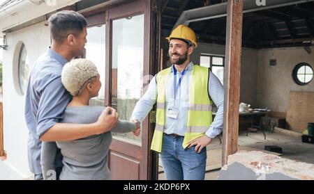 Coppia, ristrutturazione casa e costruzione costruttore scuotendo le mani per le congratulazioni per la nuova casa, l'acquisto di beni immobili e handyman. Industriale Foto Stock