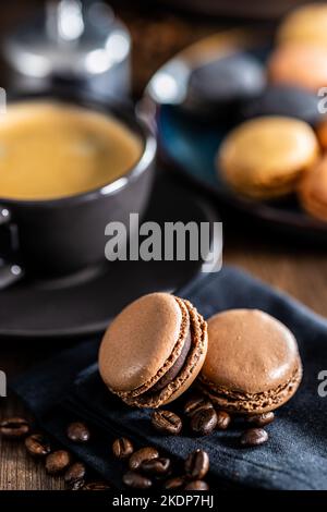 Il dolce macaron. Macaron con aroma di caffè e tazza di caffè. Foto Stock