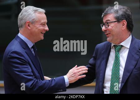 Bruxelles, Belgio. 7th Nov 2022. Il ministro francese dell'Economia e delle Finanze Bruno le Maire (L) ha parlato con il ministro italiano dell'Economia e delle Finanze Giancarlo Giorgetti prima della riunione dell'Eurogruppo a Bruxelles (Belgio), 7 novembre 2022. I ministri delle Finanze, in rappresentanza dell'area dell'euro di 19 paesi, si sono incontrati lunedì a Bruxelles per discutere dello sviluppo economico dell'eurozona, nonché delle misure di bilancio per mitigare l'impatto dei prezzi elevati dell'energia. Credit: Zheng Huansong/Xinhua/Alamy Live News Foto Stock