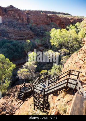 Scale sul bordo passeggiata, Kings Canyon, Watarrka National Park, Northern Territory, Australia Foto Stock