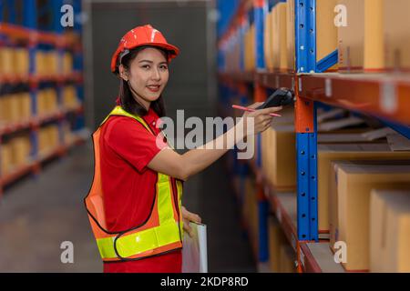 Ritratto operaio asiatico magazzino controllo stock personale lavoro controllo inventario quantità utilizzando scanner di codici a barre Foto Stock